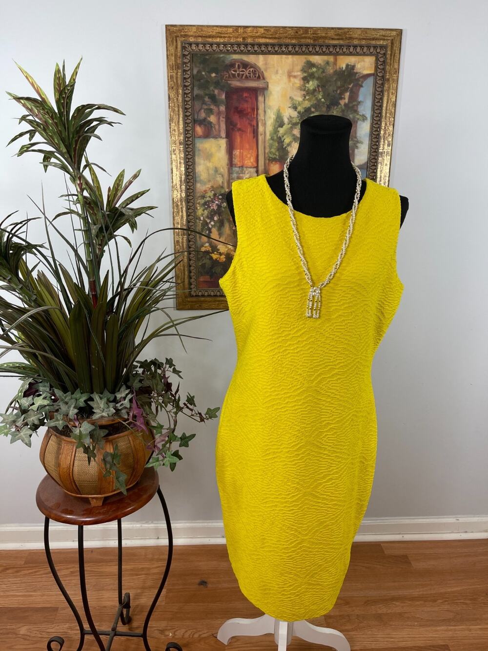 Calvin Klein Sheath Dress Women 12 Yellow Textured Sleeveless Vibrant Minimalist